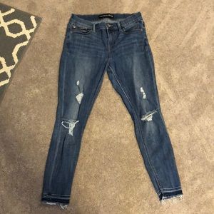 Disstressed jeans